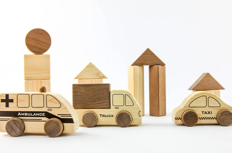 国産ヒノキの廃材を使用した木のおもちゃや