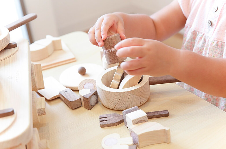おもちゃだけではなく、机、椅子も全てヒノキの家具を使用境